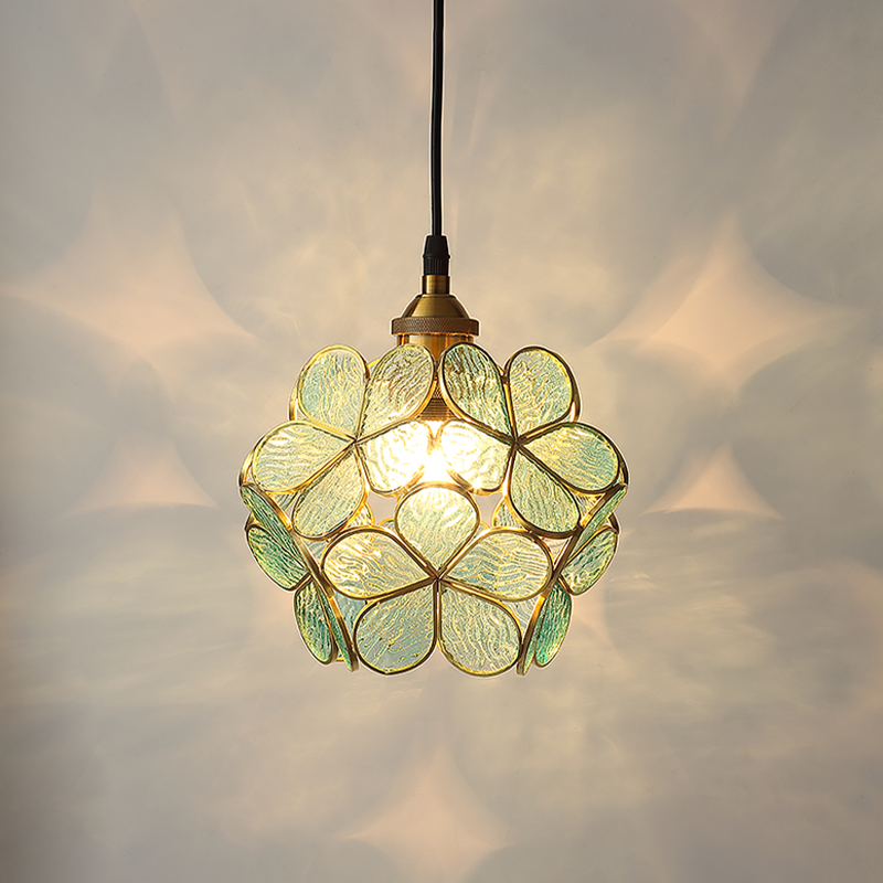 Femke Glas Hänglampa – Skandinavisk design med justerbar höjd och blomskärm