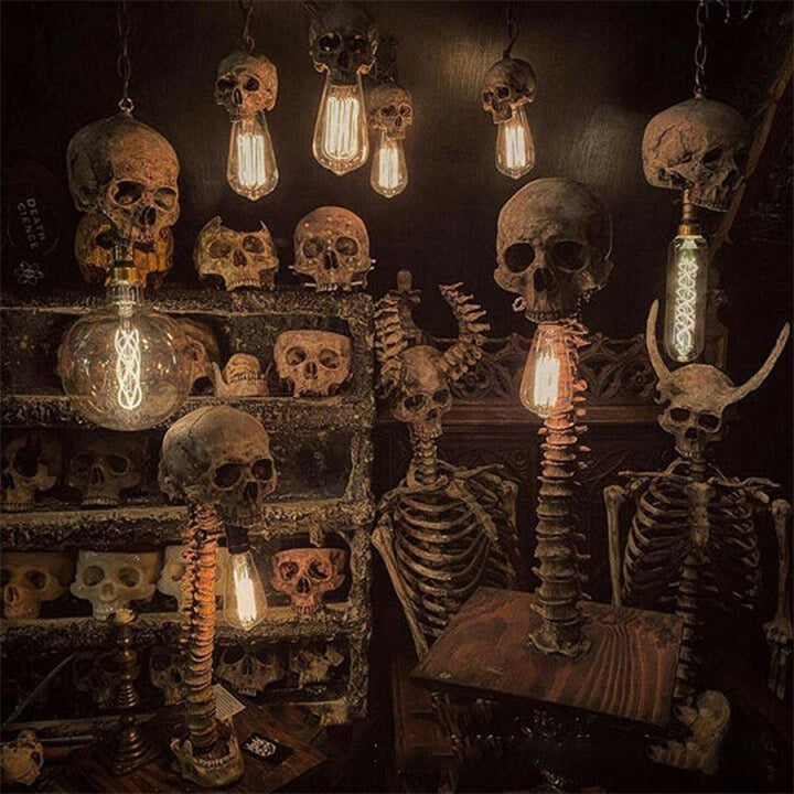 SkulloSpine – LED kranielampa med ryggrad detaljer för mörk dekorativ stil