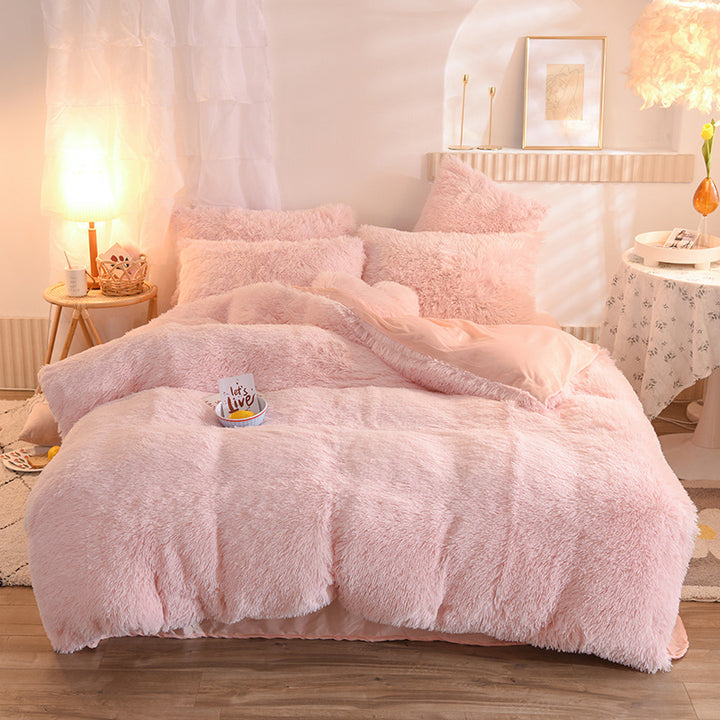 Fluffigt påslakanset i beige på dubbelsäng