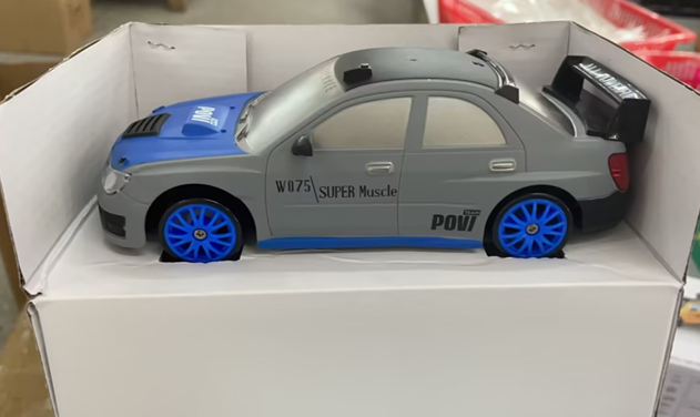 Röd radiostyrd driftbil med koner