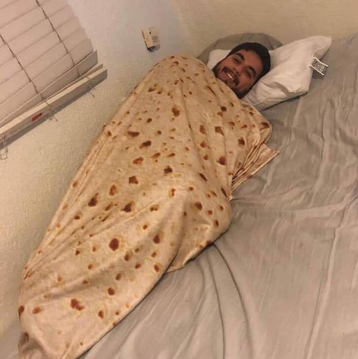Rund tortillafilt på soffa