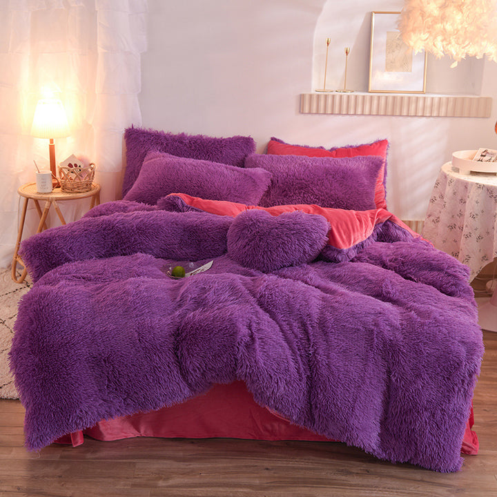 Fluffigt påslakanset i beige på dubbelsäng