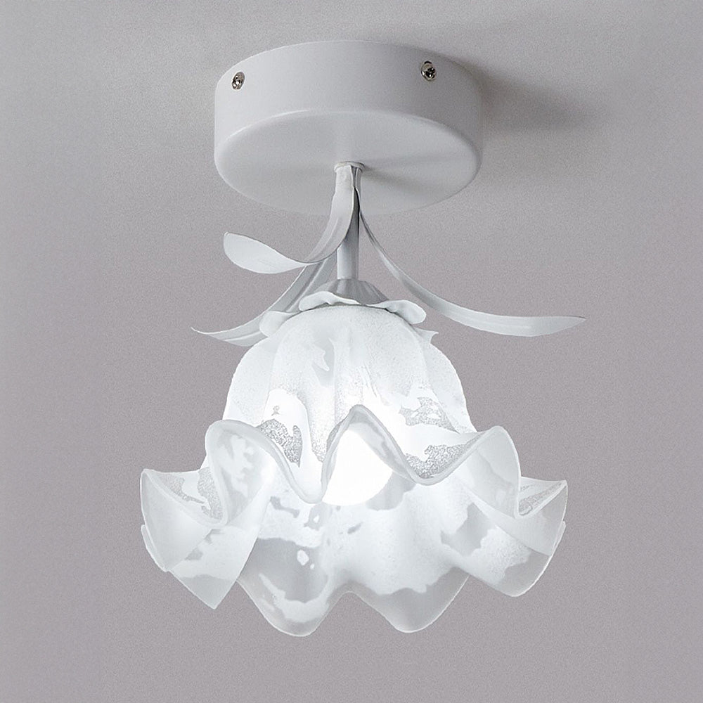 Taklampa med blommönstrad glasdiffusor