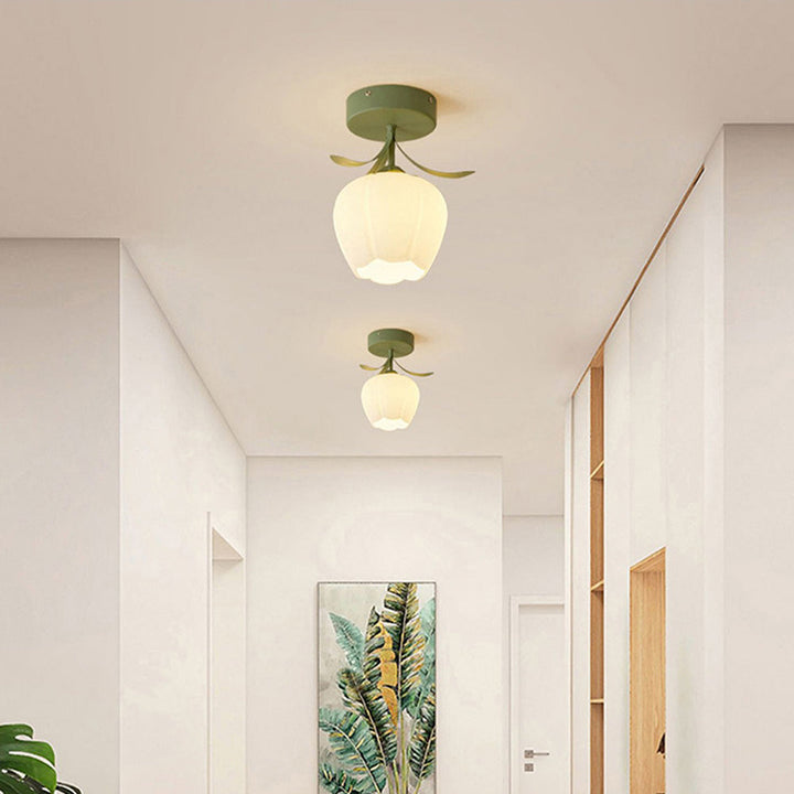 Taklampa med blommönstrad glasdiffusor