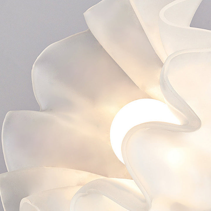 Taklampa med blommönstrad glasdiffusor