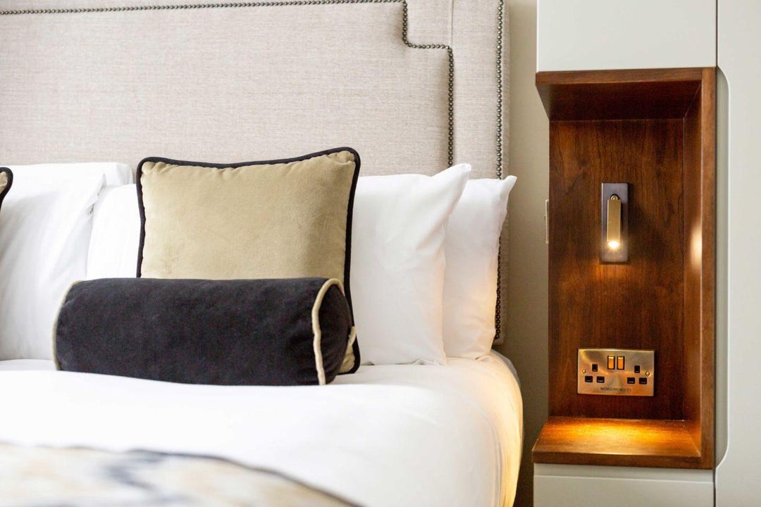 Modern inbyggd sänglampa med LED-ljus