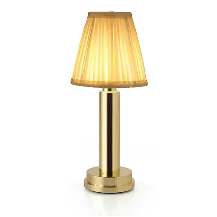 Bordslampa med guldbas och tygskärm