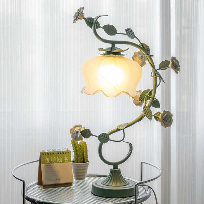 RoseGlow - Elegant Överdraget Lampdesign