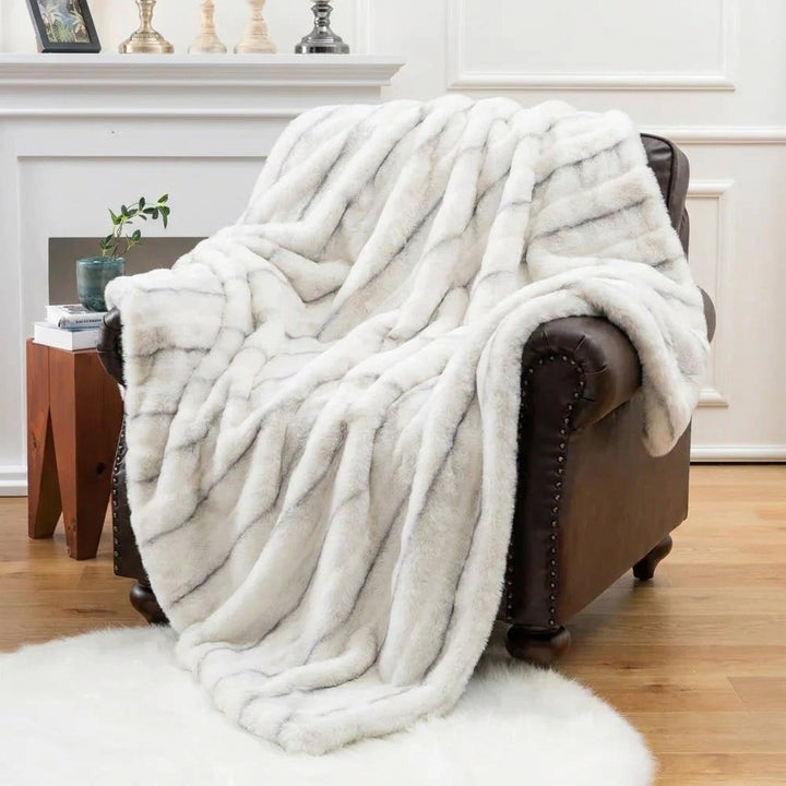 Plush Faux Fur Blanket – Elegant och Mysig Heminredning