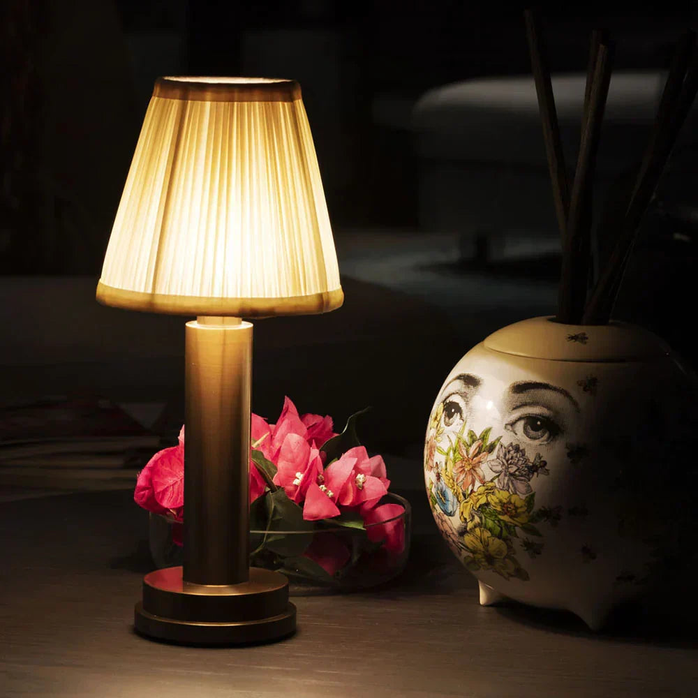 Bordslampa med guldbas och tygskärm