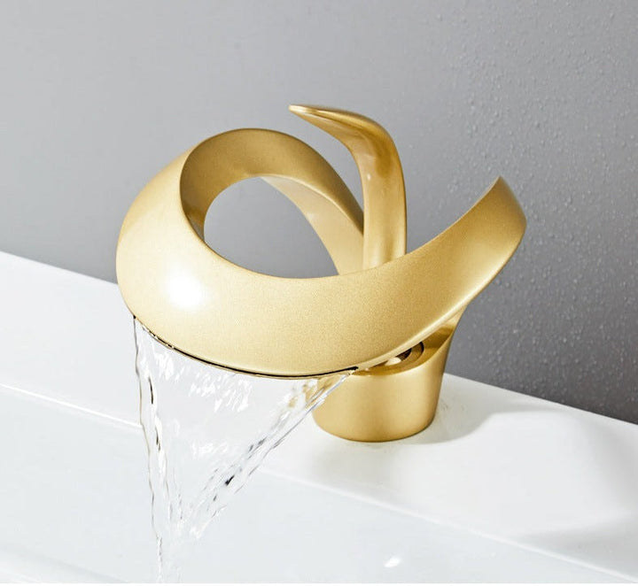 Modern badrumsarmatur i Gebogenem Design