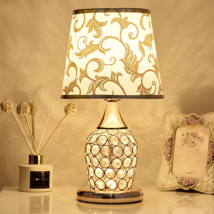 Elegant bordslampa i kristalltyg - europeisk design med mönstrad tygskärm