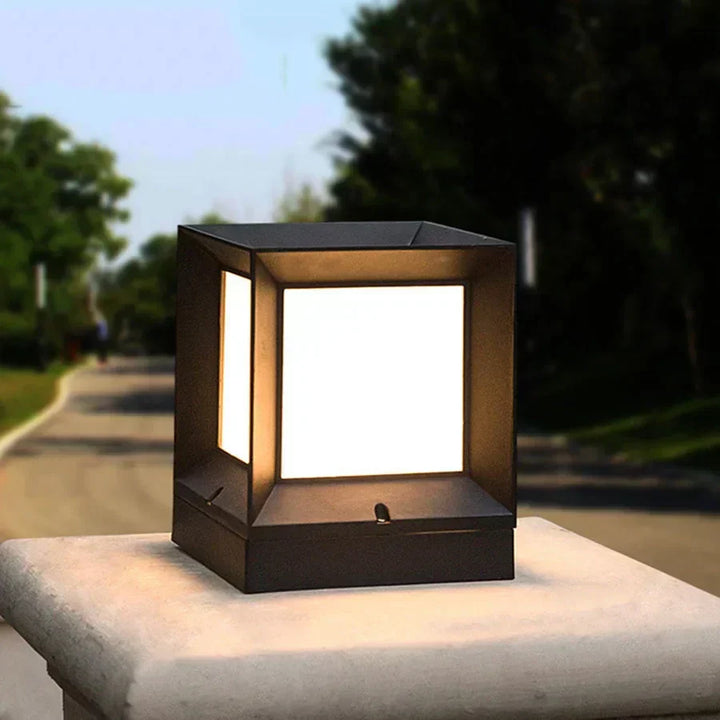 Utomhuspostlampa med modern svart ram