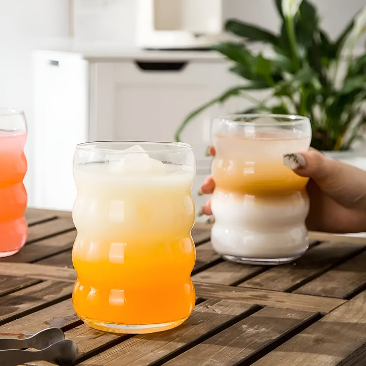 Ribbad glas med sugrör – 2 st Vågform, 450ml | Stiligt dricksglas för iskaffe, matcha &amp; juice