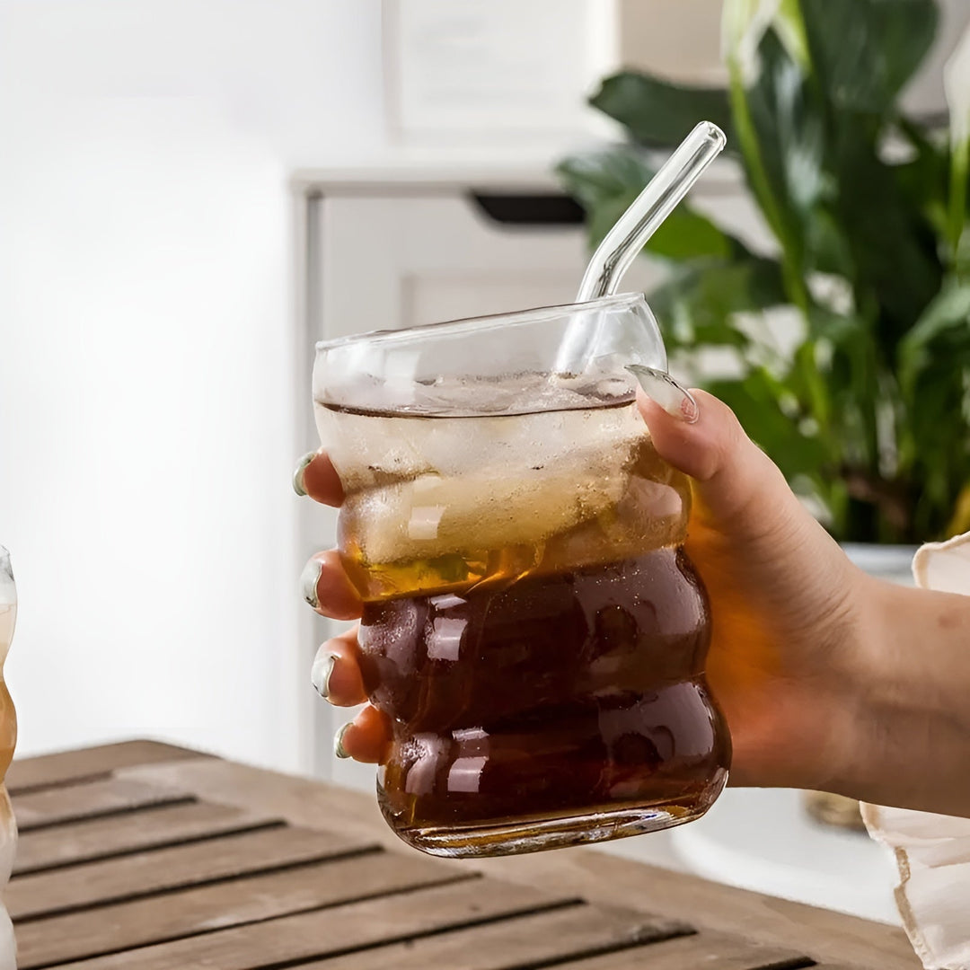 Ribbad glas med sugrör – 2 st Vågform, 450ml | Stiligt dricksglas för iskaffe, matcha &amp; juice