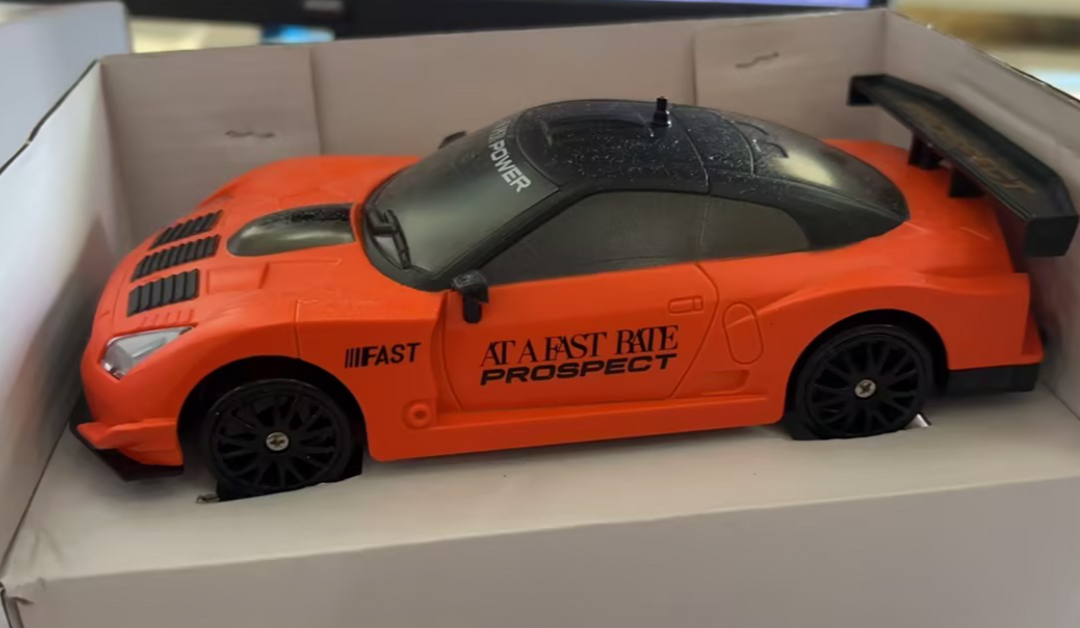 Röd radiostyrd driftbil med koner
