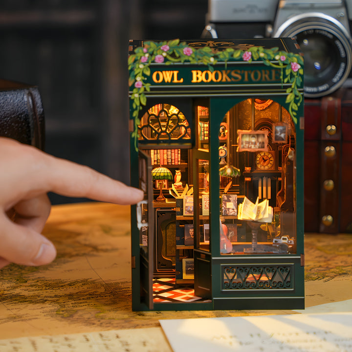 DIY Miniatyr Ugglebokhandel – 3D Träkit med Belysning för Kreativ Dekoration