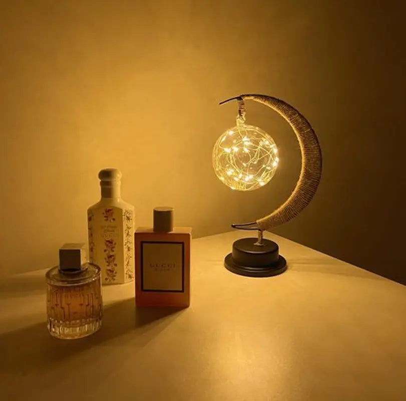 Bordslampa med varm månljusglöd
