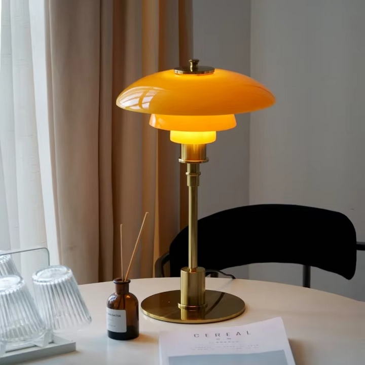 Bordslampa med glasbländare och mässingsbas