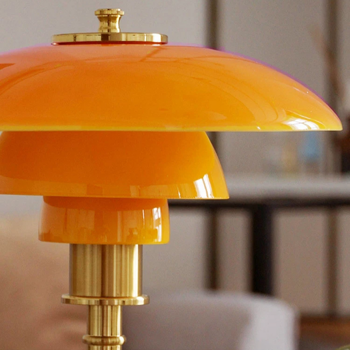 Bordslampa med glasbländare och mässingsbas