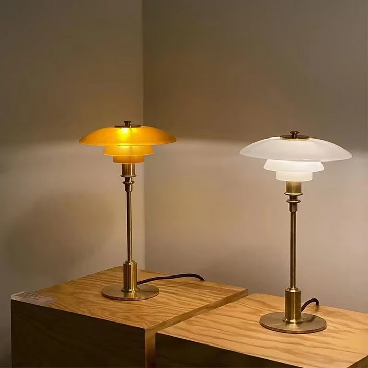Bordslampa med glasbländare och mässingsbas