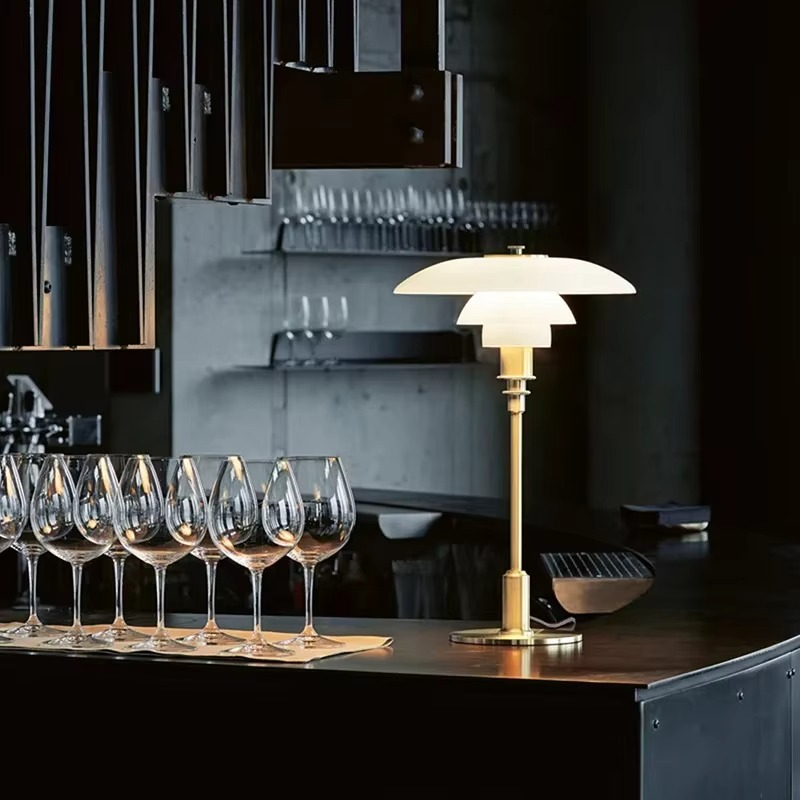 Bordslampa med glasbländare och mässingsbas