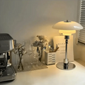 Bordslampa med glasbländare och mässingsbas