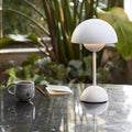 Bordslampa med vit kupol och LED-ljus