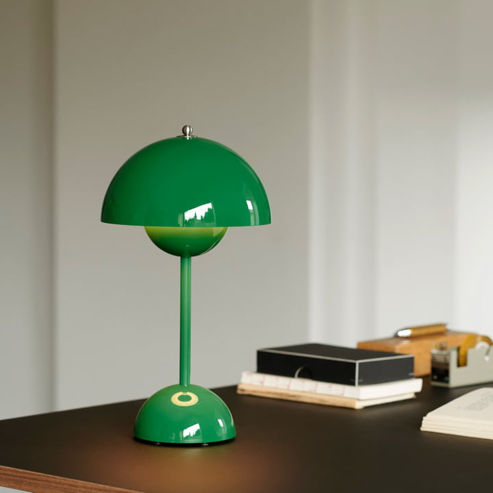 Bordslampa med vit kupol och LED-ljus