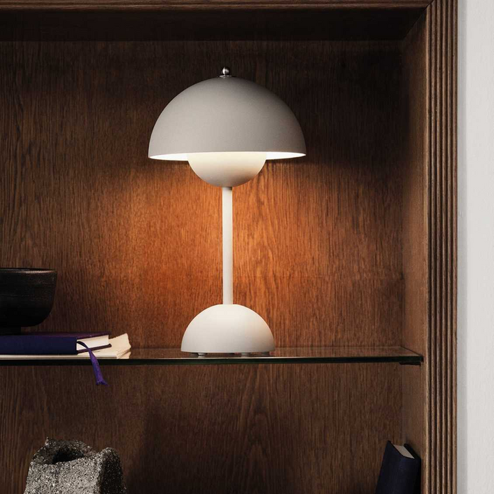 Bordslampa med vit kupol och LED-ljus