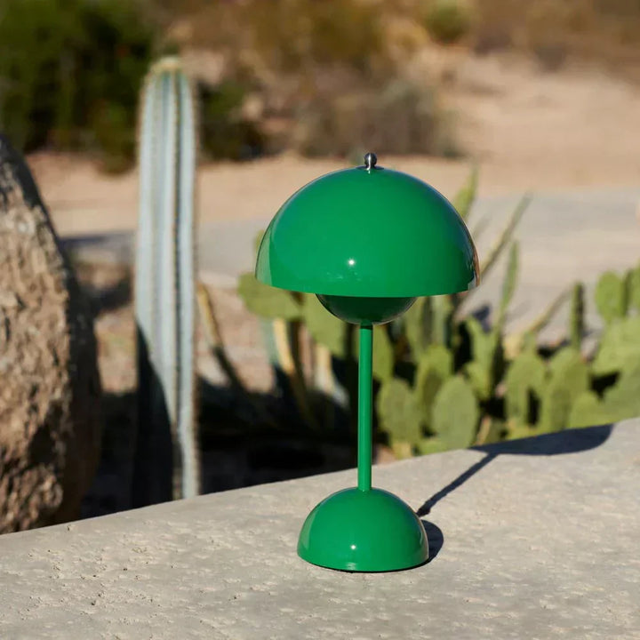 Bordslampa med vit kupol och LED-ljus