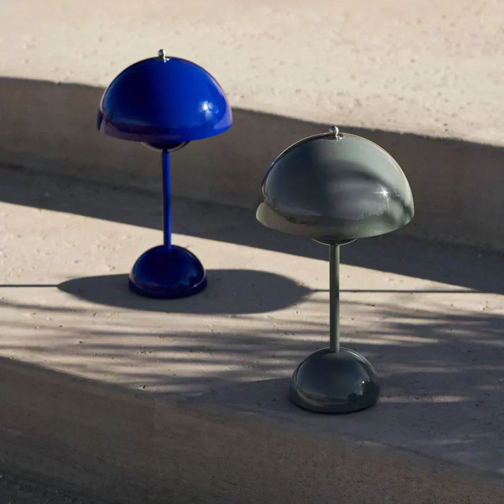 Bordslampa med vit kupol och LED-ljus
