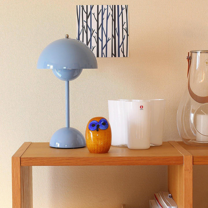 Bordslampa med vit kupol och LED-ljus