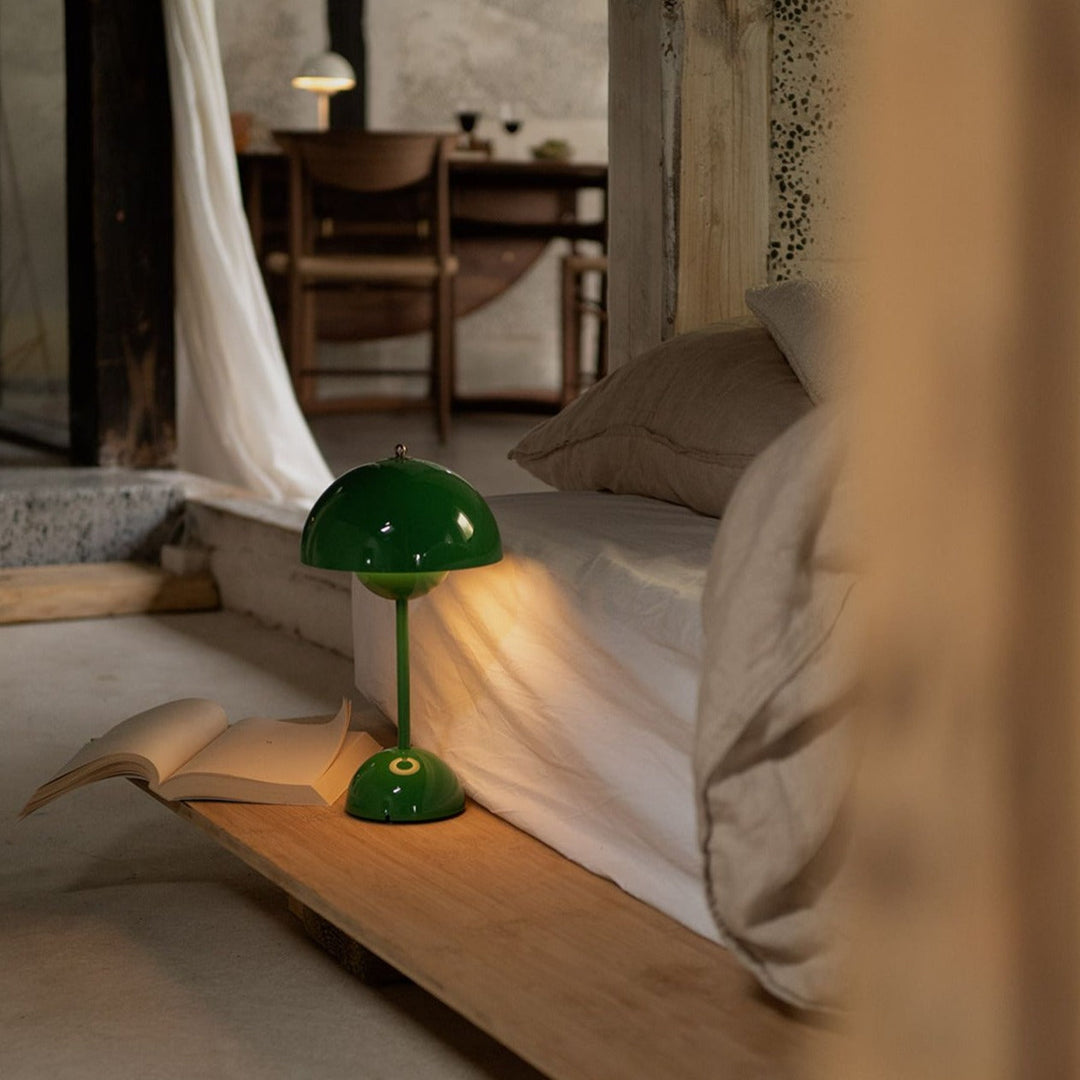 Bordslampa med vit kupol och LED-ljus