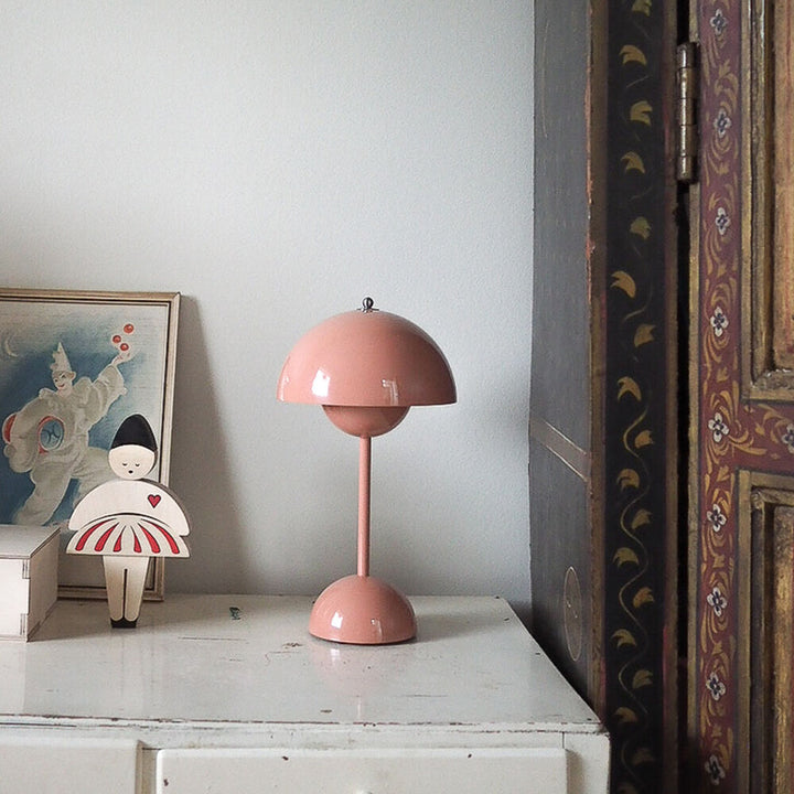 Bordslampa med vit kupol och LED-ljus