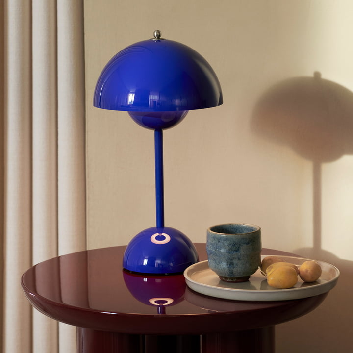 Bordslampa med vit kupol och LED-ljus