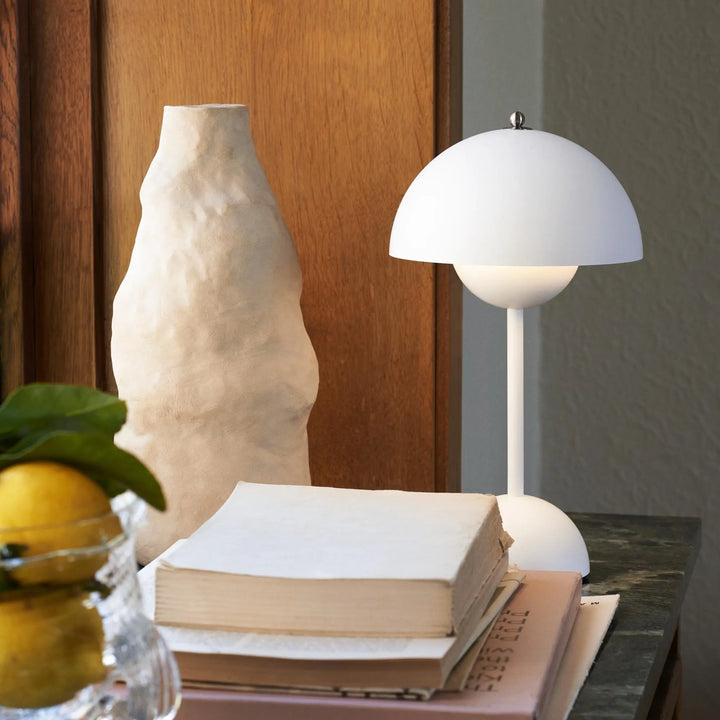 Bordslampa med vit kupol och LED-ljus