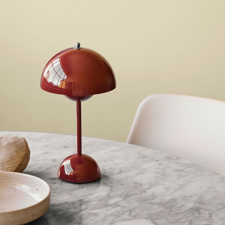 Bordslampa med vit kupol och LED-ljus