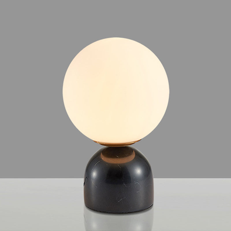 Bordslampa med glasglob och stenfot
